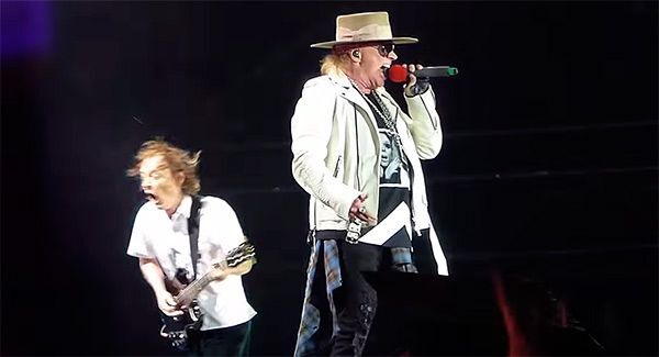 Axl Rose y Angus Young durante un concierto de AC/DC